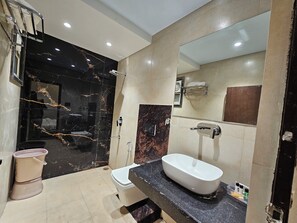 Ducha, artículos de tocador gratuitos, pantuflas, toallas