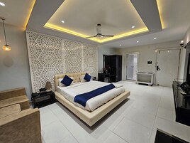 Premium-herbergi með tvíbreiðu rúmi - borgarsýn | Skrifborð, vinnuaðstaða fyrir fartölvur, ókeypis þráðlaus nettenging