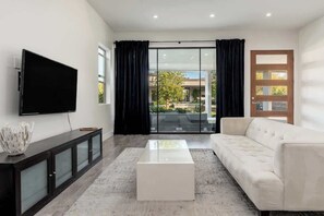 Televisión, chimenea y oficina