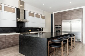 Réfrigérateur, four à micro-ondes, un four, surface de cuisson