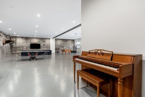 Games room - Paradise Estate+2 Houses+9bedroom+Heatedpool+Volleyball+Pickleball (Glendale)