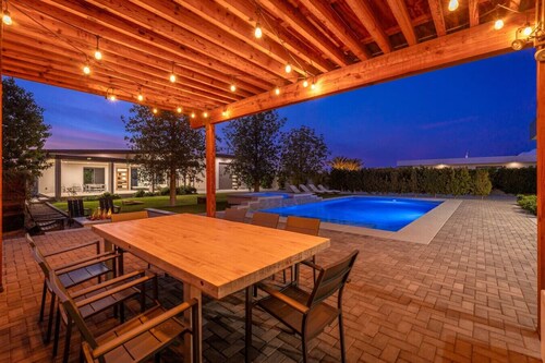 Hidden Paradise Estate+2 Houses+8500 SQ!+ 9bedroom