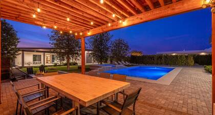 Hidden Paradise Estate+2 Houses+8500 SQ!+ 9bedroom