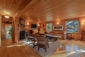 TV - 5BR Classic Maine Large House [Indian Lot Cottage] (Southwest Harbor)