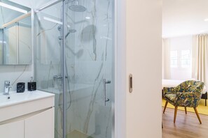 Douche, sèche-cheveux, serviettes fournies