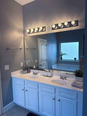 Secador de pelo, toallas, jabón, papel higiénico