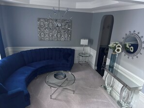 Smart TV - Lovely 4-bedroom, 3 Bath Oasis Near Grocery stores & Restaurants. (Conyers)