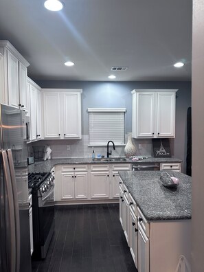 Frigorífico, microondas, horno y placa de cocina