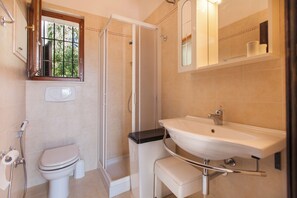 Shower, towels, toilet paper - Villa Marianna, few steps from white sandy beach, restaurant, supermarket, bar. (Torre Delle Stelle (Maracalagonis))
