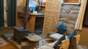Nhà Duplex có thiết kế đặc trưng, bếp nhỏ, quang cảnh núi