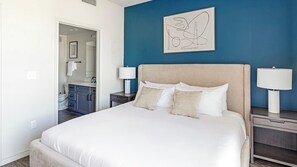 Escriptori, planxa i posts de planxar, wifi i roba de llit 