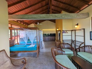 6 bedrooms, iron/ironing board, WiFi, bed sheets