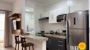 Geladeira, micro-ondas, fogão, talheres/pratos/utensílios de cozinha