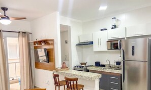Refrigerador, microondas, horno y utensilios de cocina 