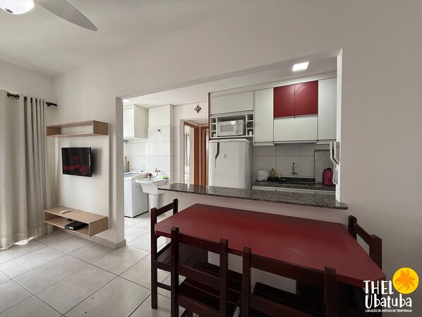 Microwave, oven, cookware/dishes/utensils - Thel Ubatuba - Apto 43/A, Jardim das Palmeiras I - Itaguá (Ubatuba)