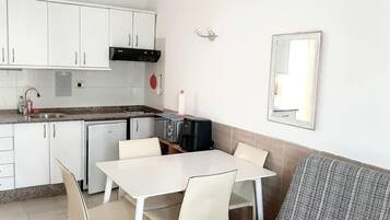 Apartamento | Cocina privada | Frigorífico, microondas, horno y placa de cocina