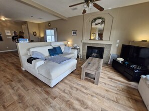 Living area - Magic Mountain Hot Air Balloon Sunsets - 3 Bed, 2 Bath - Jacuzzi Tub & Fireplace (Rio Rancho)