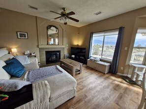 3 bedrooms, WiFi, bed sheets - Magic Mountain Hot Air Balloon Sunsets - 3 Bed, 2 Bath - Jacuzzi Tub & Fireplace (Rio Rancho)