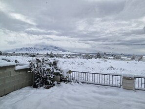 Property grounds - Magic Mountain Hot Air Balloon Sunsets - 3 Bed, 2 Bath - Jacuzzi Tub & Fireplace (Rio Rancho)