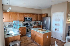 Private kitchen - Magic Mountain Hot Air Balloon Sunsets - 3 Bed, 2 Bath - Jacuzzi Tub & Fireplace (Rio Rancho)