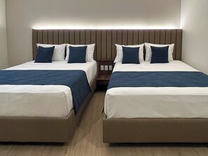 Minibar, desk, laptop workspace, soundproofing - Hotel Continental By Hours (Bogotá)