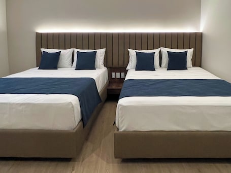 Escritorio y espacio para trabajar con laptop