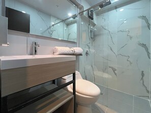 Executive Room, 1 Queen Bed | Minibar, desk, laptop workspace, soundproofing - Hotel Continental By Hours (Bogotá)