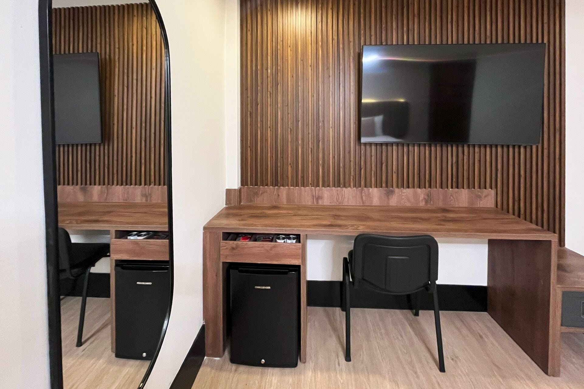 Deluxe kamer, 1 kingsize bed | Een minibar, een bureau, een laptopwerkplek, geluiddichte muren