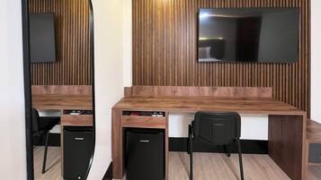 Deluxe-Zimmer, 1 King-Bett | Minibar, Schreibtisch, laptopgeeigneter Arbeitsplatz