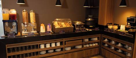 Buffet déjeuner gratuit tous les jours