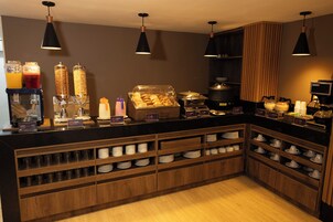 Café da manhã com buffet grátis todos os dias