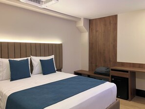 Executive Room, 1 Queen Bed | Minibar, desk, laptop workspace, soundproofing - Hotel Continental By Hours (Bogotá)