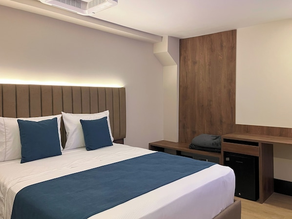 Quarto executivo, 1 cama Queen | Frigobar, escrivaninha, espaço de trabalho para notebook