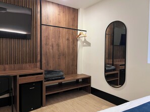 Kamar Eksekutif, 2 Tempat Tidur Queen | Minibar, meja kerja, ruang kerja ramah laptop, dan kedap suara