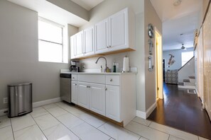 Private kitchen - Stunning 3 bedroom Home in the Heart of the Grove (St. Louis)