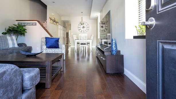 Un salon moderne comprenant un canapé, une table basse et un coin repas avec des chaises et une table.
