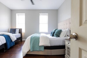 3 bedrooms, iron/ironing board, WiFi, bed sheets - Stunning 3 bedroom Home in the Heart of the Grove (St. Louis)