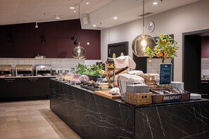 Petit déjeuner buffet servi les week-ends (150 SEK par personne)
