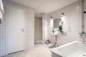 Suite Superior, pemandangan kota | Kamar mandi | Pengering rambut, handuk,  dan tisu toilet