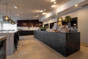 Bữa sáng buffet vào ngày cuối tuần (150 SEK/mỗi người) 