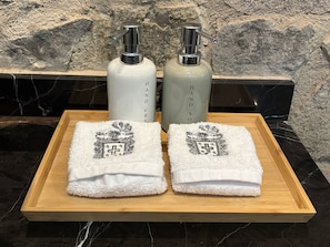 Luxury Room | Bathroom amenities