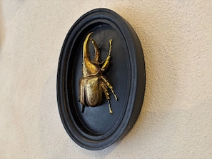 Un objeto decorativo en la pared con forma de escarabajo.