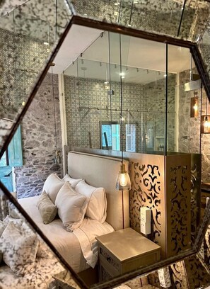 Luxury Room | 1 bedroom, in-room safe, iron/ironing board, free WiFi