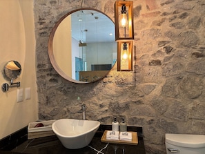 Luxury Room | Bathroom