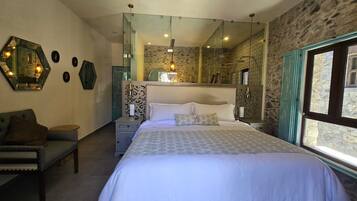 Habitación de lujo | Caja de seguridad en la habitación y tabla de planchar con plancha