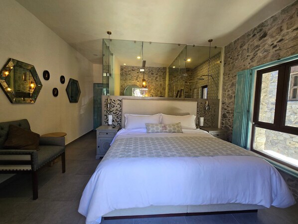 Luxury Room | 1 bedroom, in-room safe, iron/ironing board, free WiFi