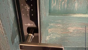 Una puerta con cerradura electrónica de teclado numérico.