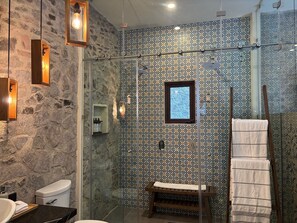 Luxury Room | Bathroom