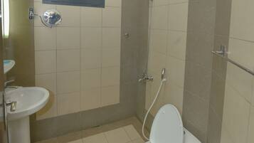 Baignoire et douche séparées, serviettes fournies, savon, shampoing