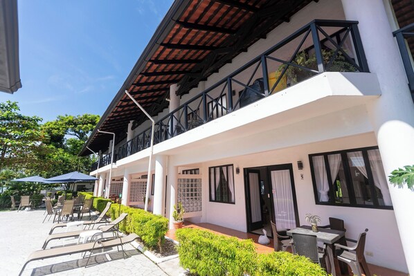 Outdoor dining - Villa Junior # 2 w/ Pool & Kitchen – Minutes from Manuel Antonio Beach (Quepos)
